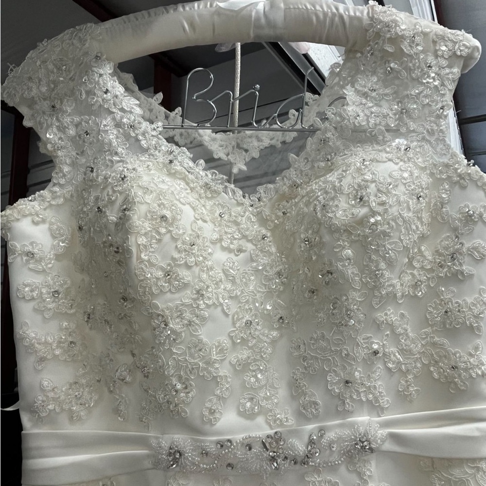 Bicici and coty wedding dress New was not used wrong size